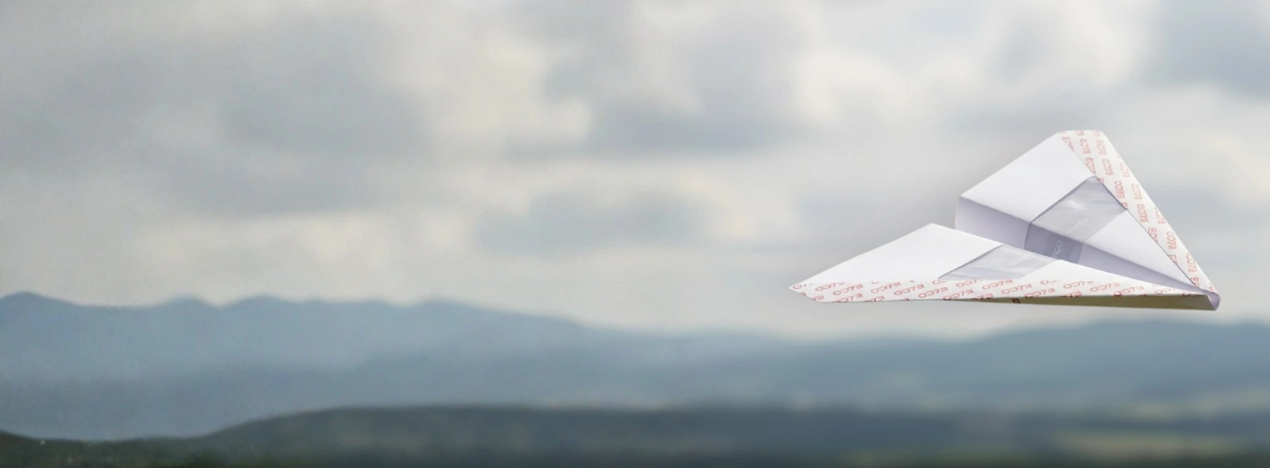 Perfekt gefaltetes Elco Couvert in ein Papierflugzeug, gleitet sanft durch die Lüfte über Brugg