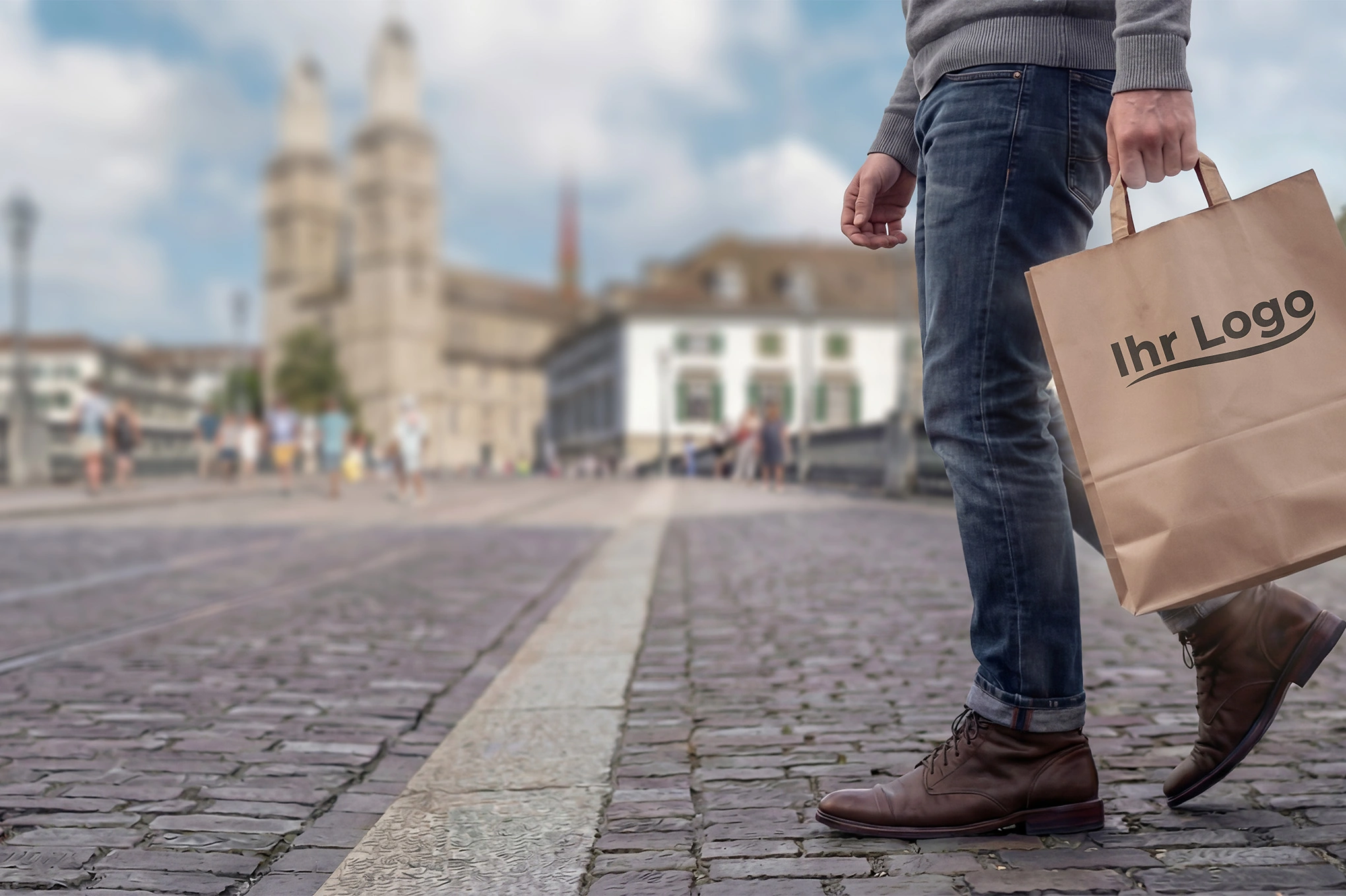 Papiertragetaschen mit Logo aus der Schweiz. Preis direkt im Kalkulator berechnen. Ab 50 St&uuml;ck personalisiert. Schnelle Produktion und Lieferung.