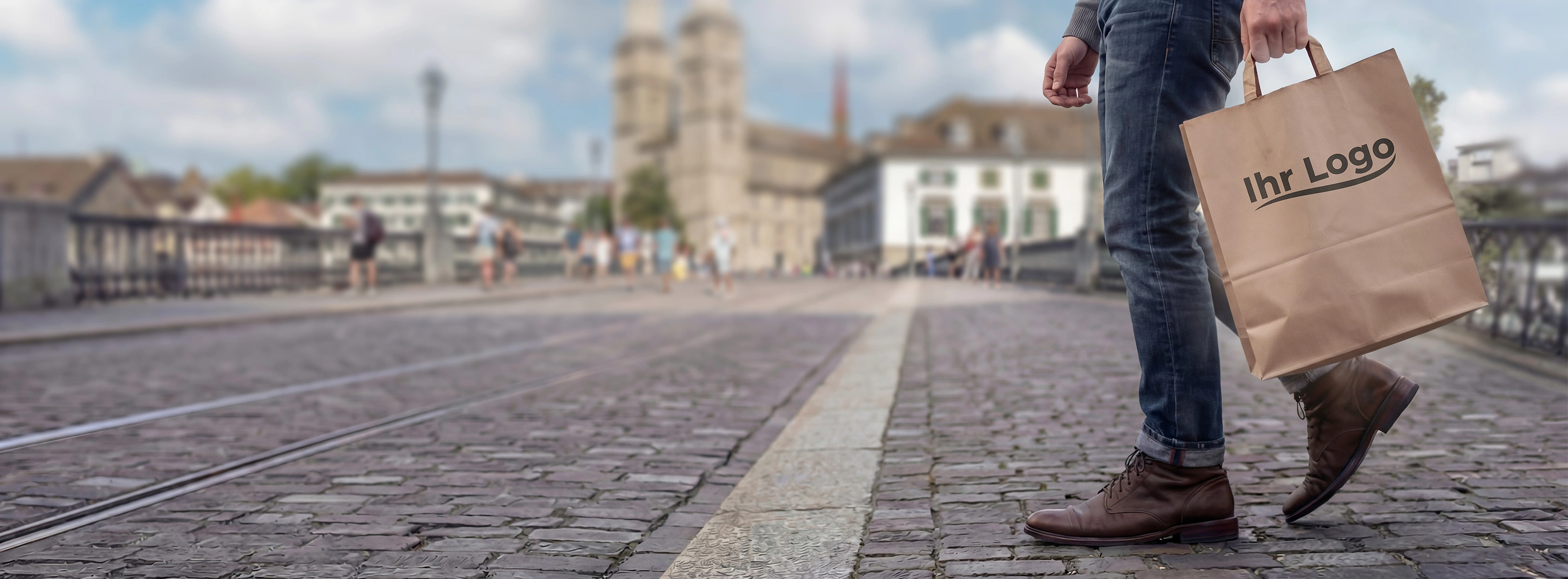 Papiertragetaschen mit Logo aus der Schweiz. Preis direkt im Kalkulator berechnen. Ab 50 St&uuml;ck personalisiert. Schnelle Produktion und Lieferung.